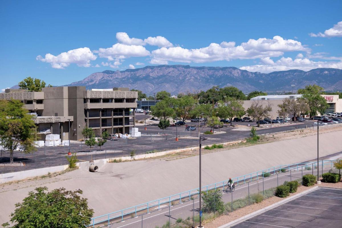 Hampton Inn Albuquerque - University/Midtown - Housity