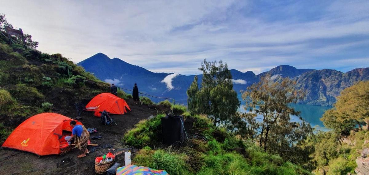 Mount Rinjani Trekking 3 Days 2 Nights to Summit, Lake, Hotspring and Turn Back - Housity