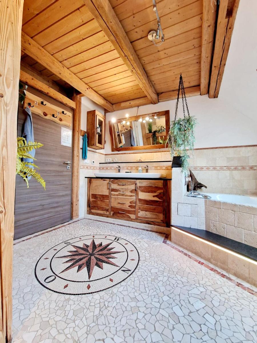 Wood & Stone Lodge 2 - Housity