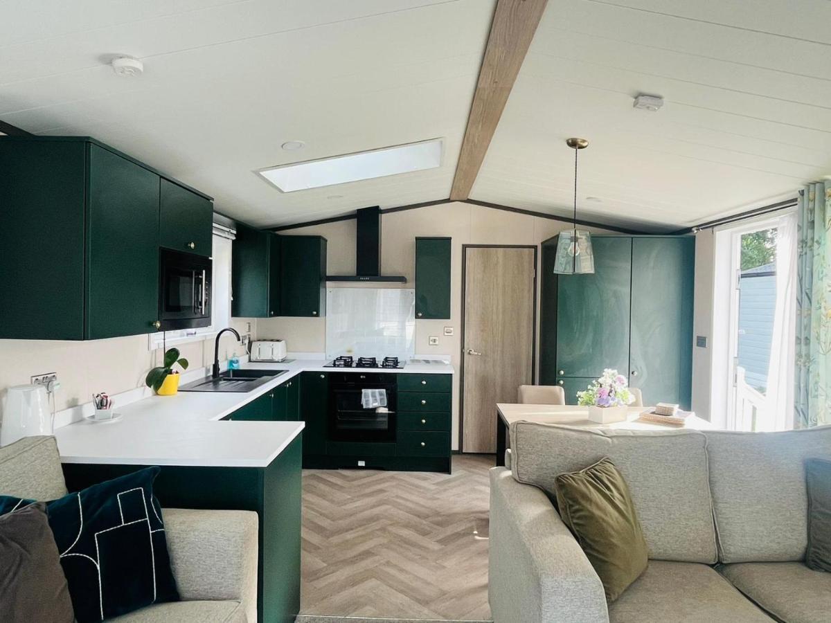 Teejay's Lodge with Hot Tub - Housity