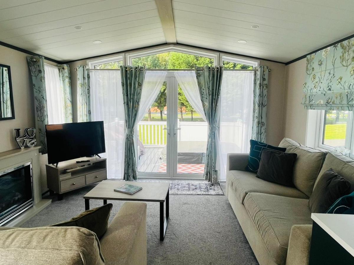 Teejay's Lodge with Hot Tub - Housity