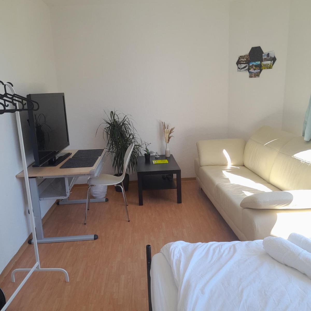 Private bedroom with free parking - Housity