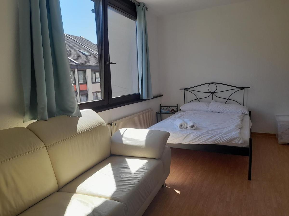 Private bedroom with free parking - Housity
