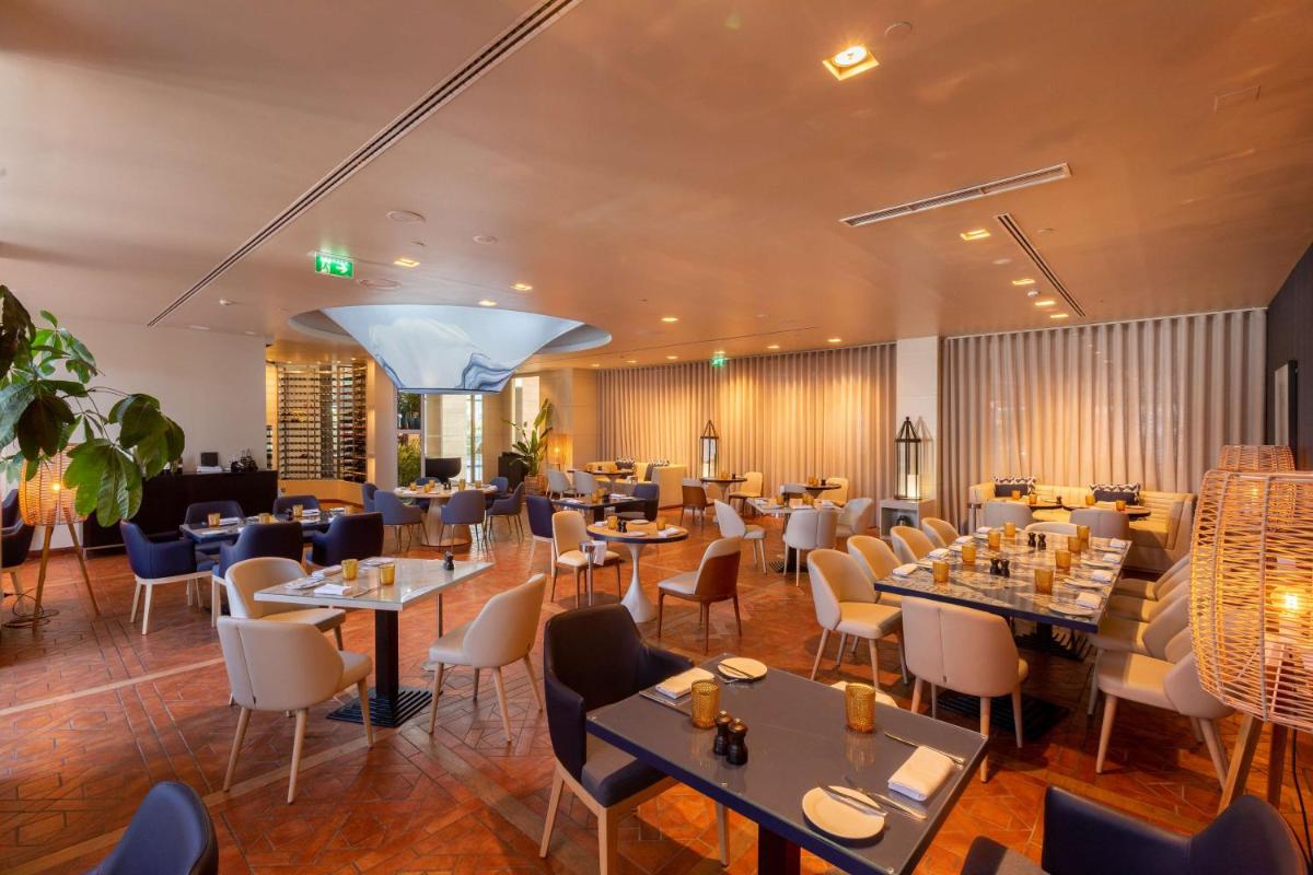 Um restaurante ou outro lugar para comer em Hilton Vilamoura