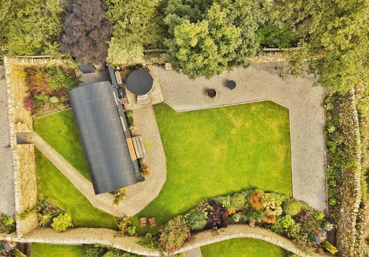 FLORA Luxury Retreat, Private Garden, Views & Hot Tub - Housity