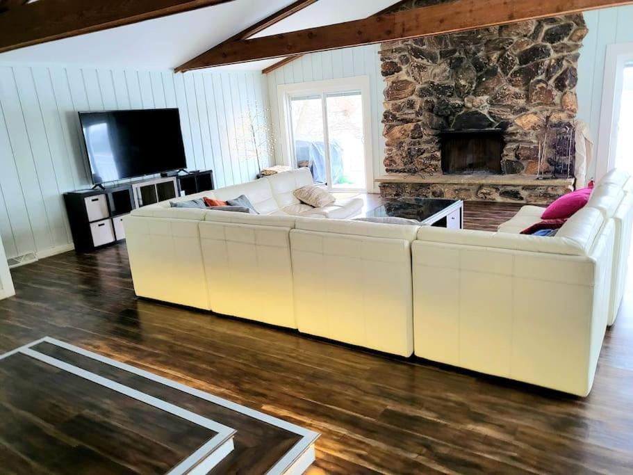 Suitetrails - Lake house Monica Steps from the lake! 4BD 3bath