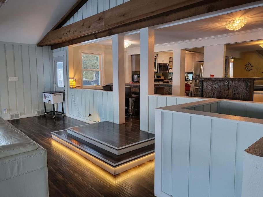 Suitetrails - Lake house Monica Steps from the lake! 4BD 3bath