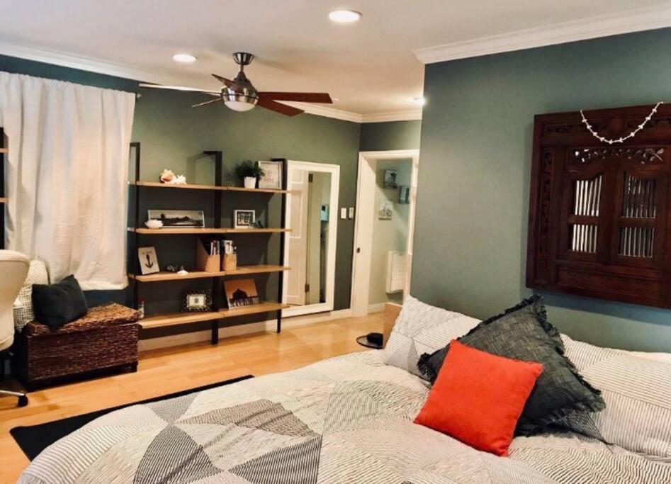 Surf City Beach Cottage - Housity