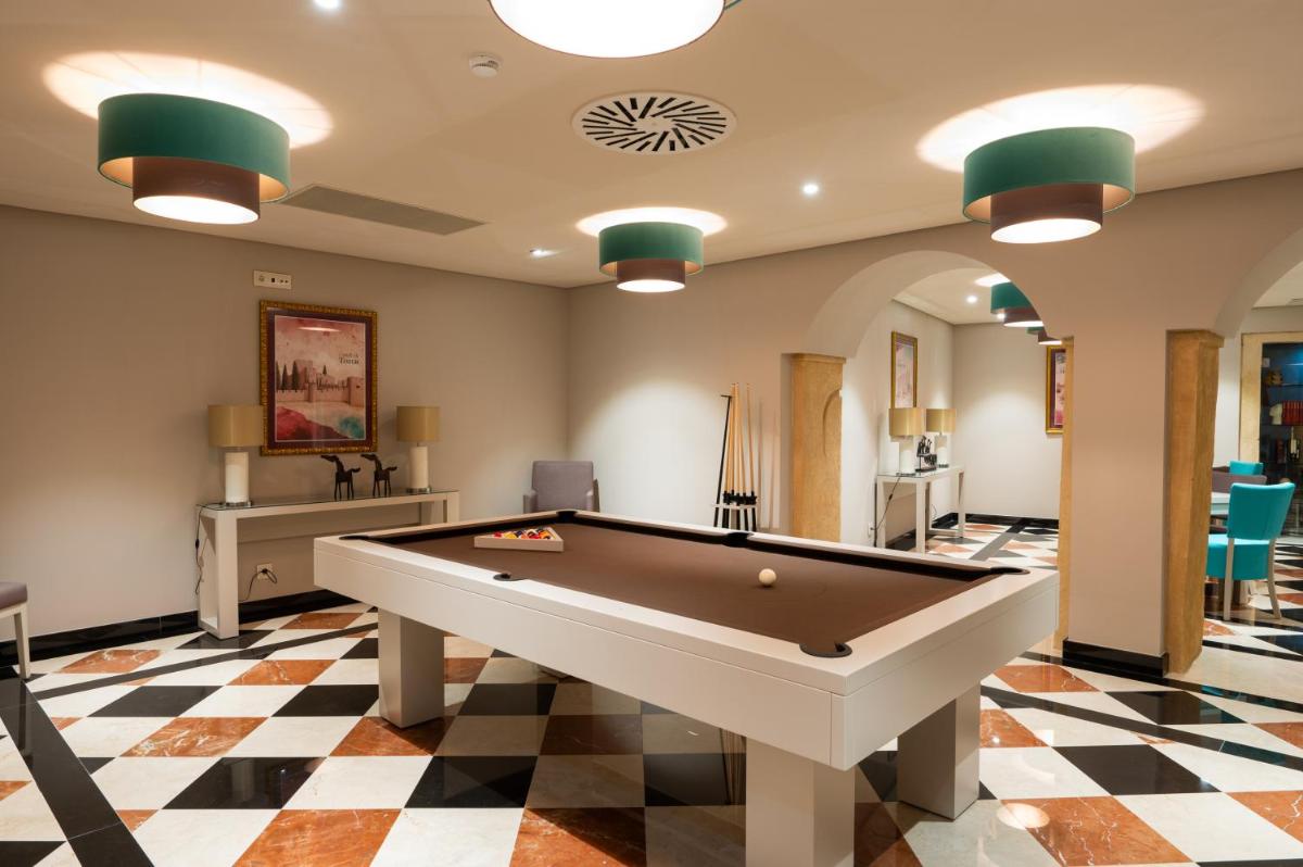 Uma mesa de bilhar em Vila Gale Collection Tomar