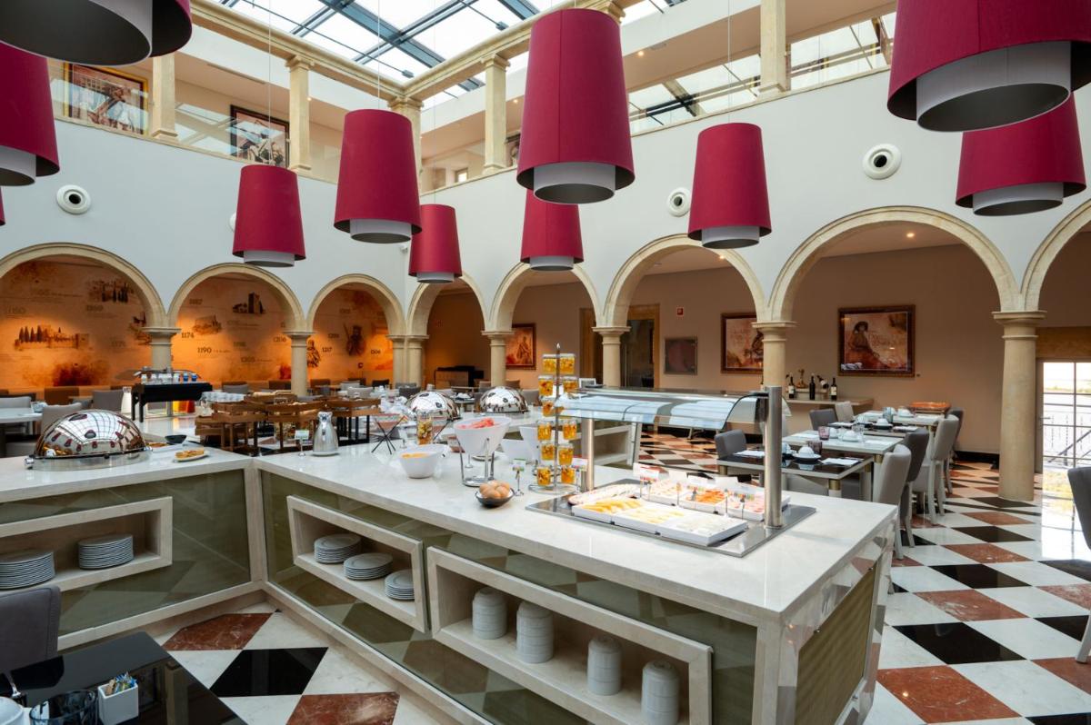 um restaurante com luzes pendentes vermelhas num edifício em Vila Gale Collection Tomar em Tomar