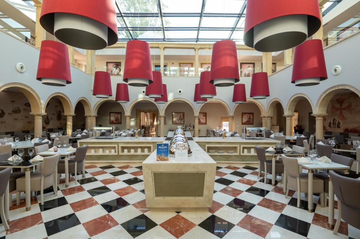Um restaurante ou outro lugar para comer em Vila Gale Collection Tomar