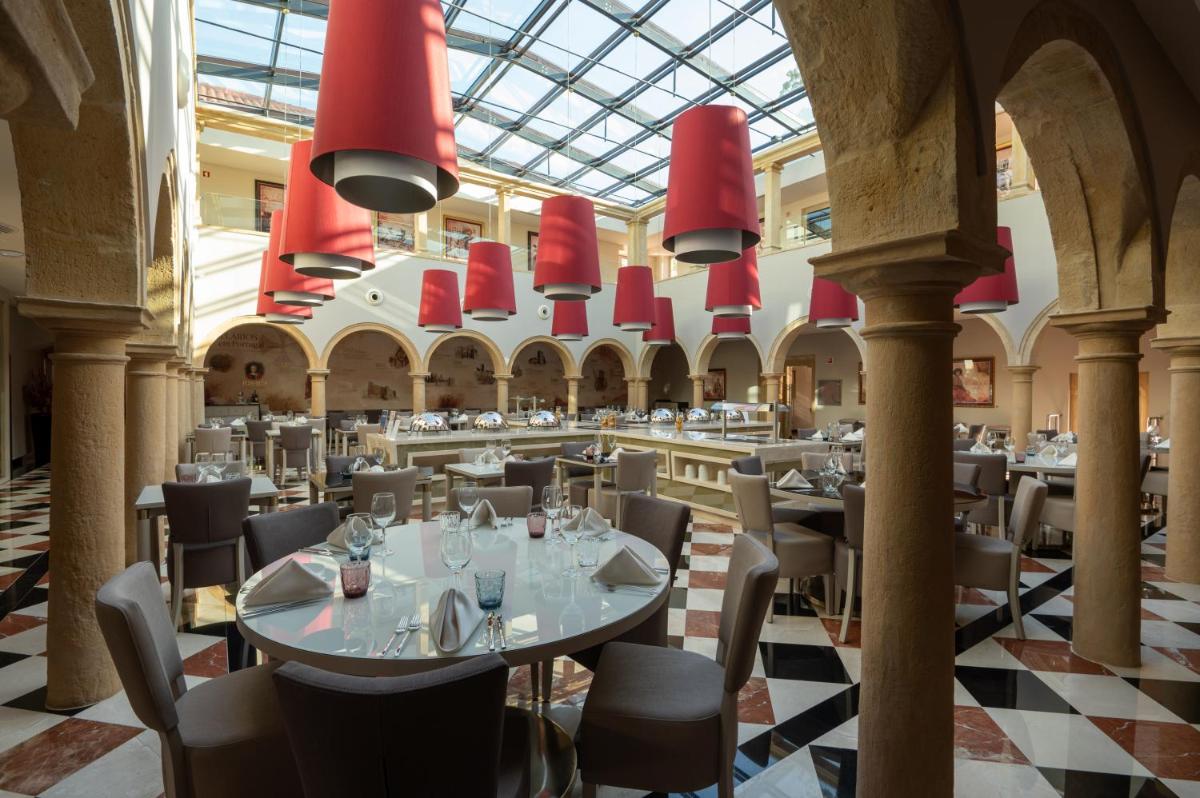 Um restaurante ou outro lugar para comer em Vila Gale Collection Tomar