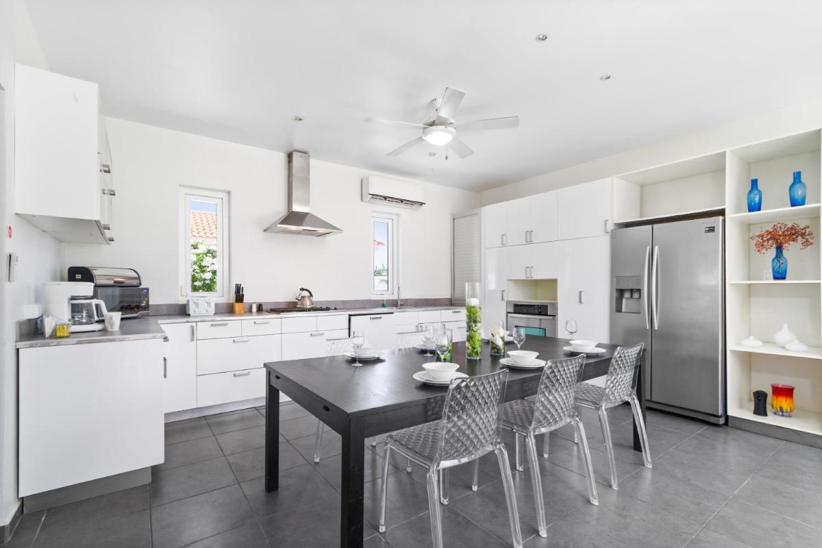 Stunning Modern Home Near Beaches FULL AC - Housity