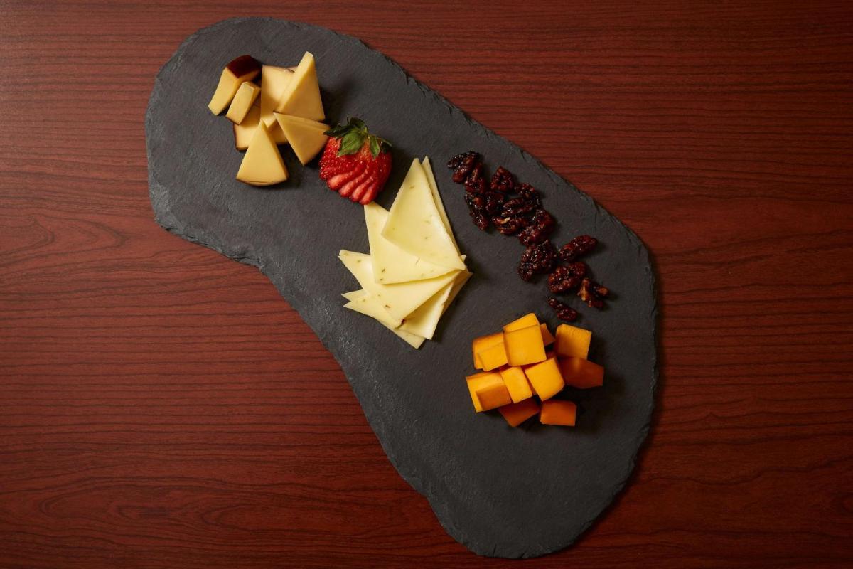 DoubleTree Suites by Hilton Hotel Cincinnati - Blue Ash - Housity