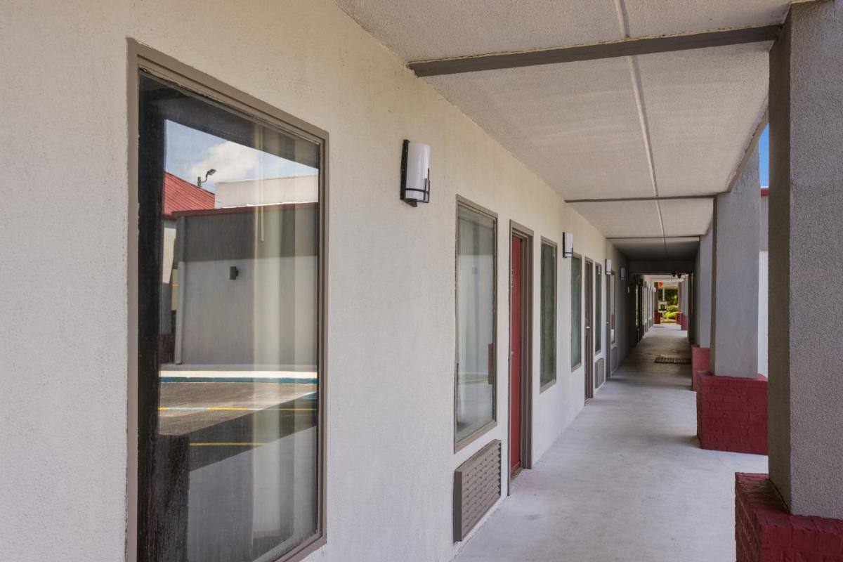 Red Roof Inn & Suites Statesboro - University - Housity