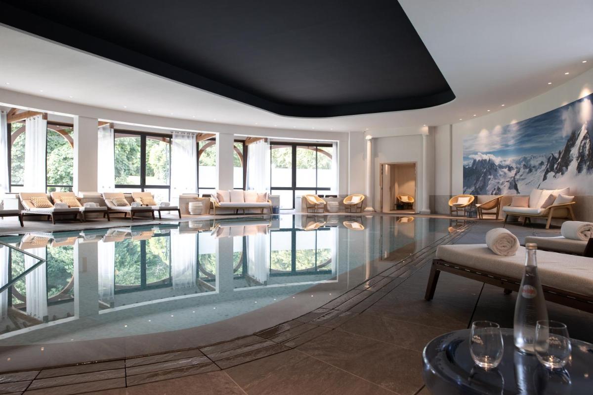 Piscine de l'établissement Hôtel Royal ou située à proximité