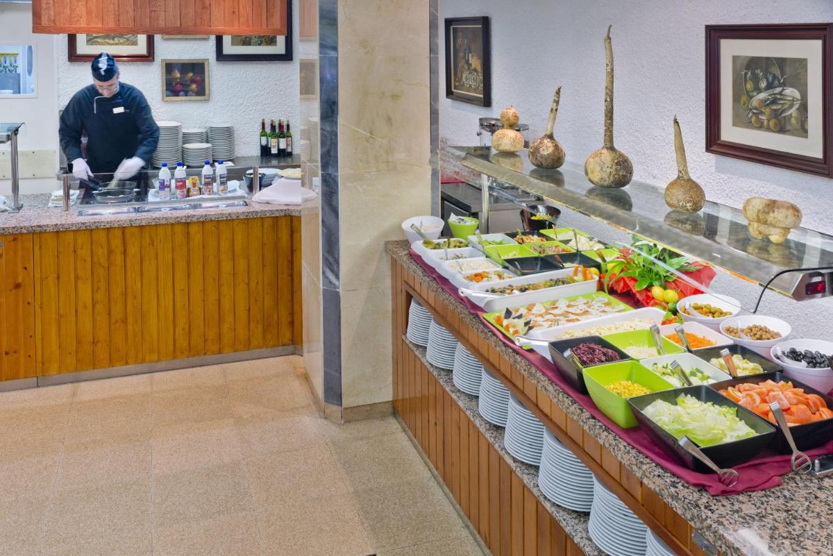 Comida en o cerca de este hotel