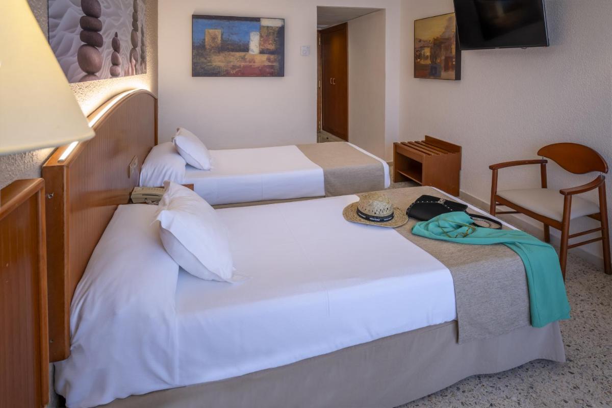 Cama o camas de una habitación en GHT Oasis Park & Spa
