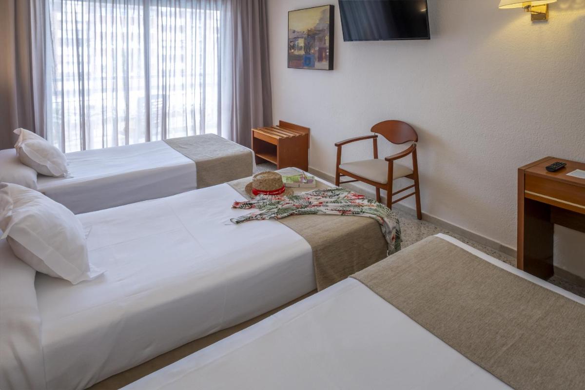 Cama o camas de una habitación en GHT Oasis Park & Spa