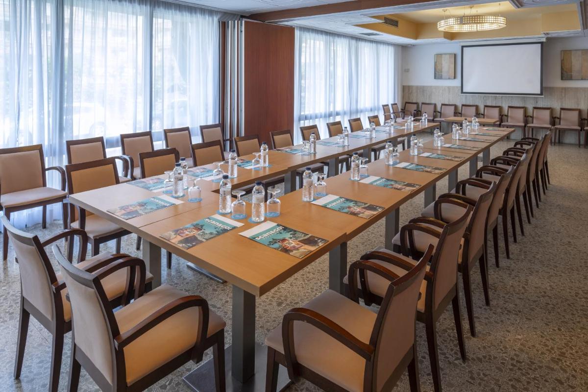 Zona business o sala de conferencias en GHT Oasis Park & Spa