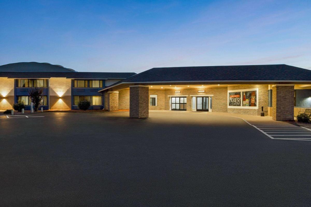 AmericInn by Wyndham La Crosse Riverfront Conference Center - Housity