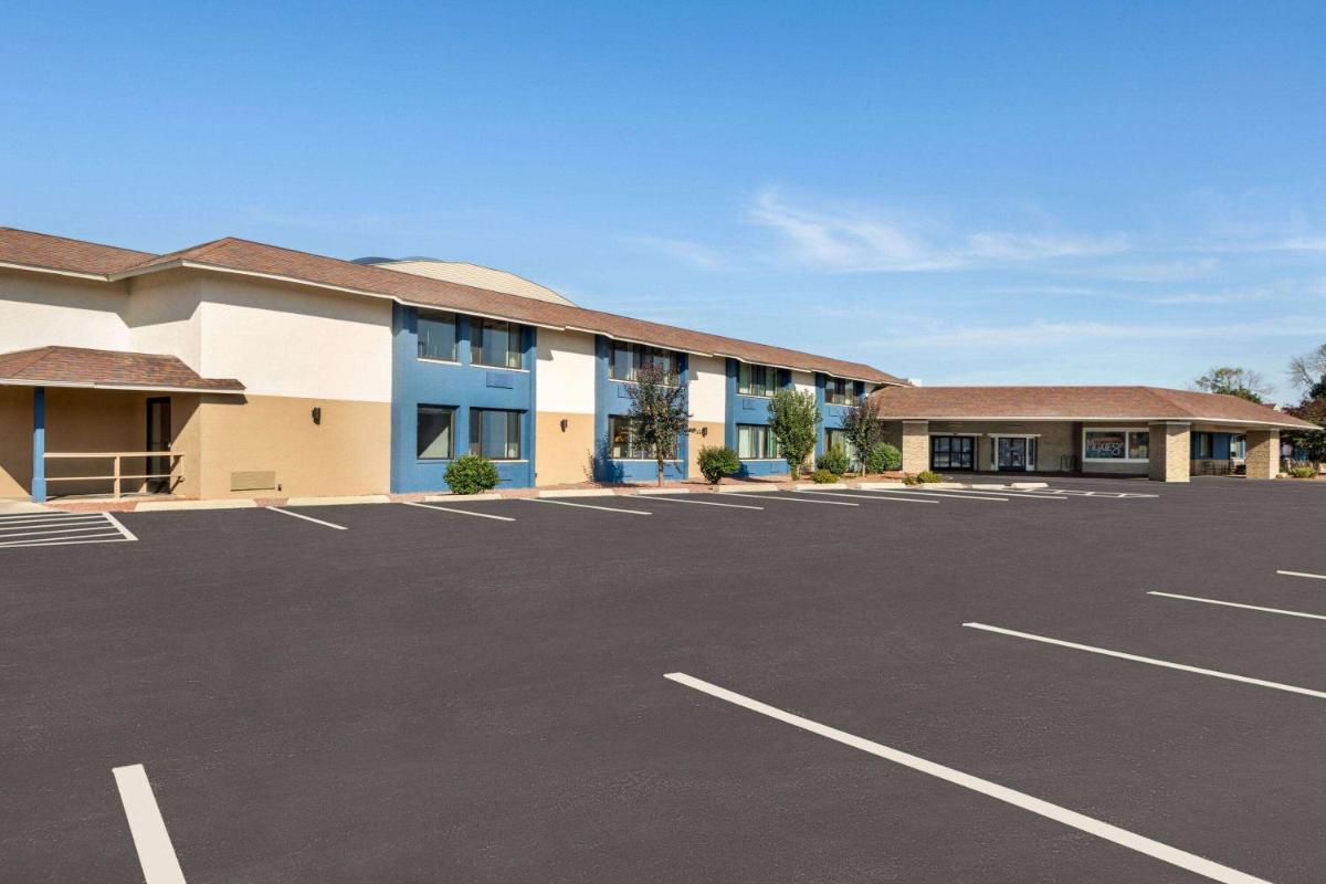 AmericInn by Wyndham La Crosse Riverfront Conference Center - Housity