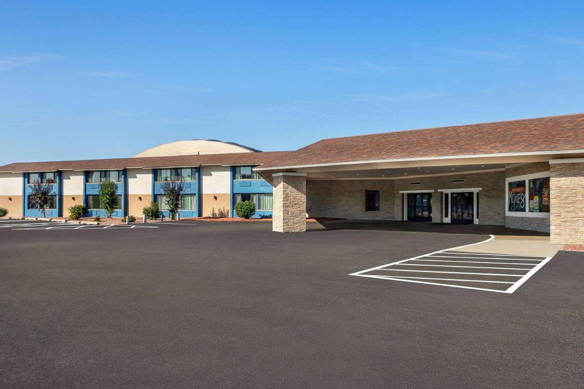AmericInn by Wyndham La Crosse Riverfront Conference Center - Housity