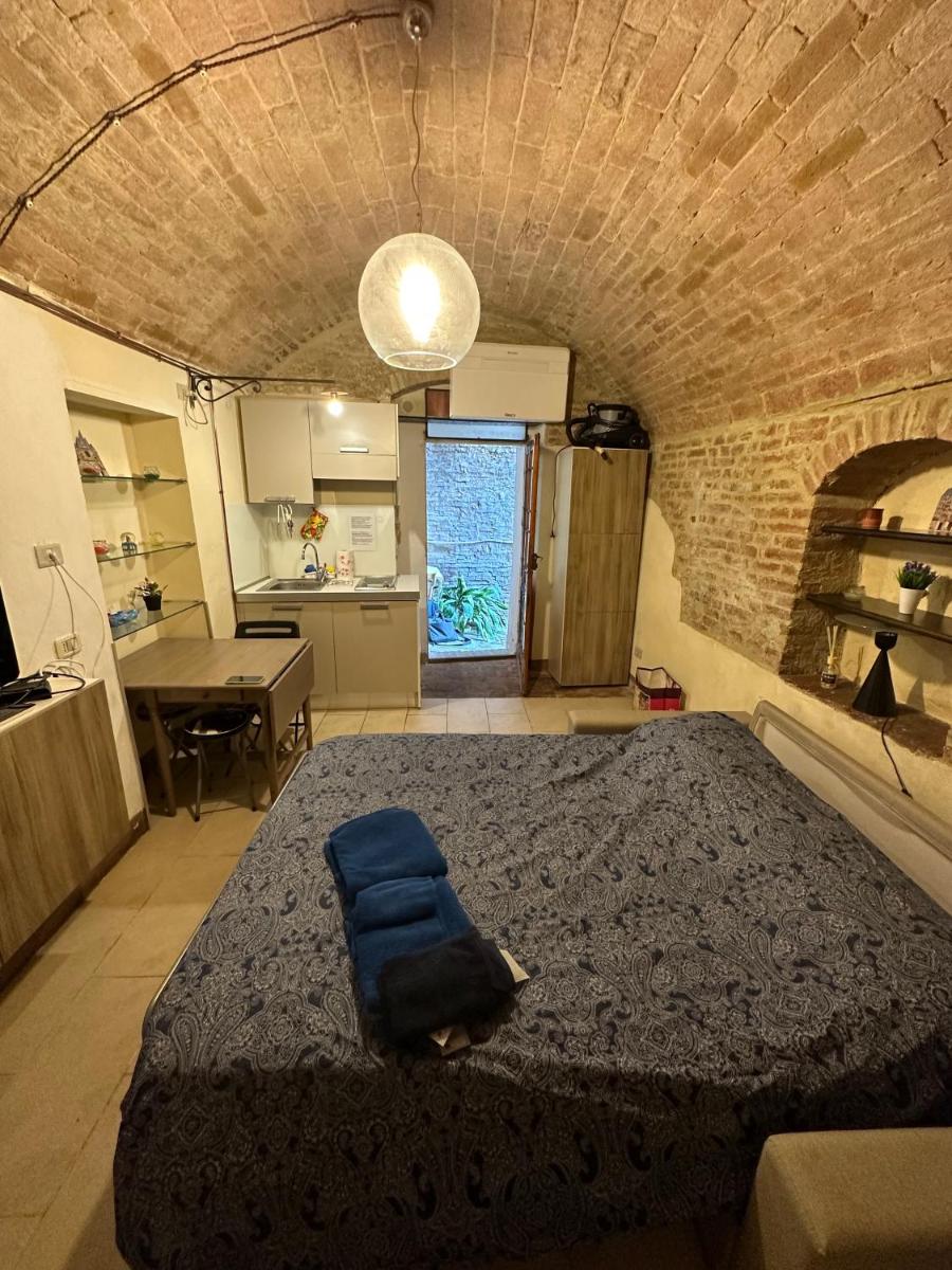 Central Small Studio Apartment - Housity