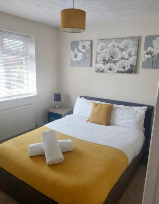 Ashford Holiday Home Smithy Drive Sleeps 5 FREE Wifi and Vehicle Parking - Housity
