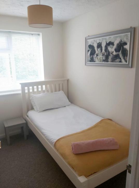 Ashford Holiday Home Smithy Drive Sleeps 5 FREE Wifi and Vehicle Parking - Housity