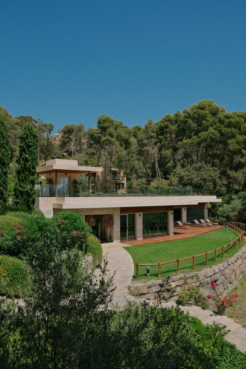 una casa en una colina con jardín en Hotel Santa Marta, en Lloret de Mar