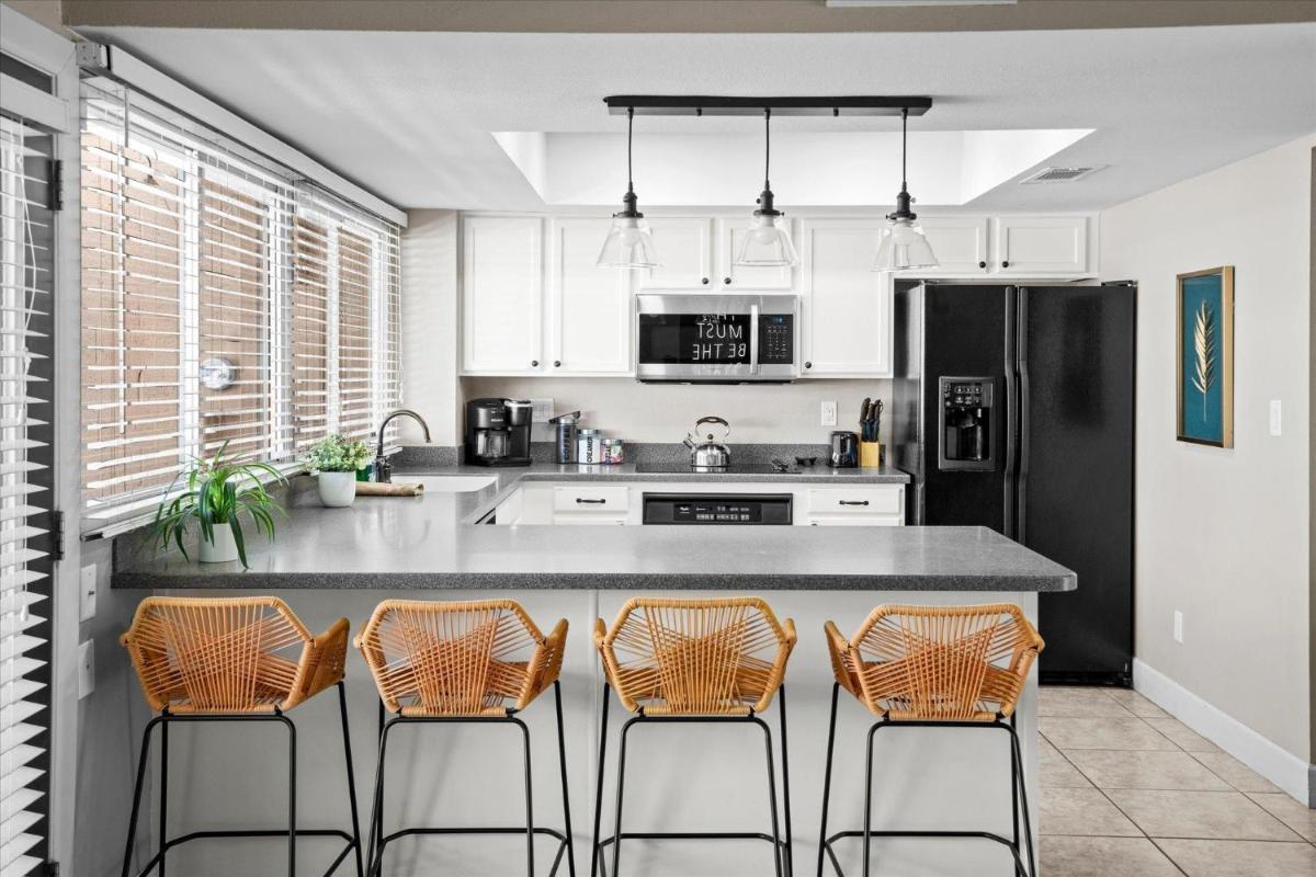 Modern Tropics - Housity
