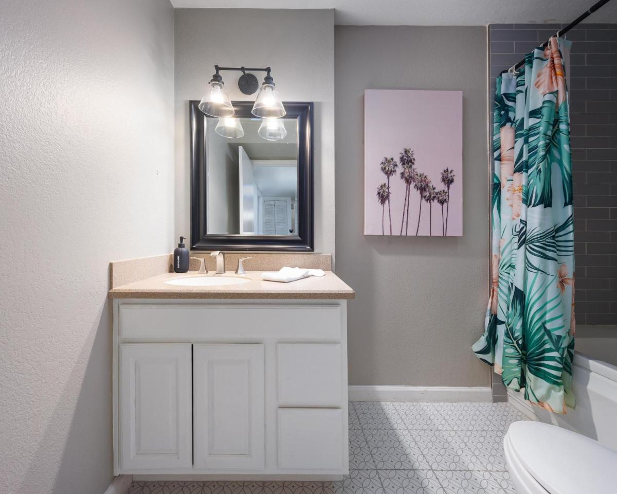 Modern Tropics - Housity