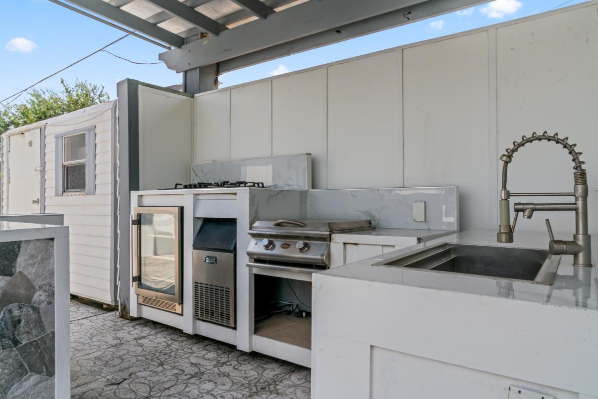 Miami House with Hot Pool-spa & Pool table L25 - Housity