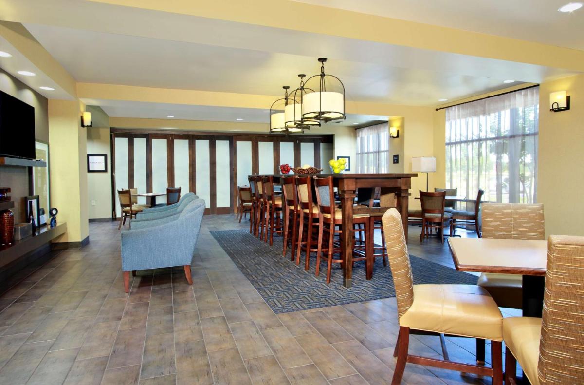Hampton Inn Winfield - Housity