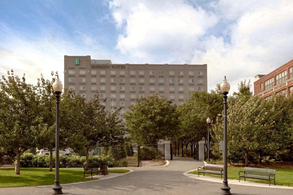 Embassy Suites Boston at Logan Airport - Housity