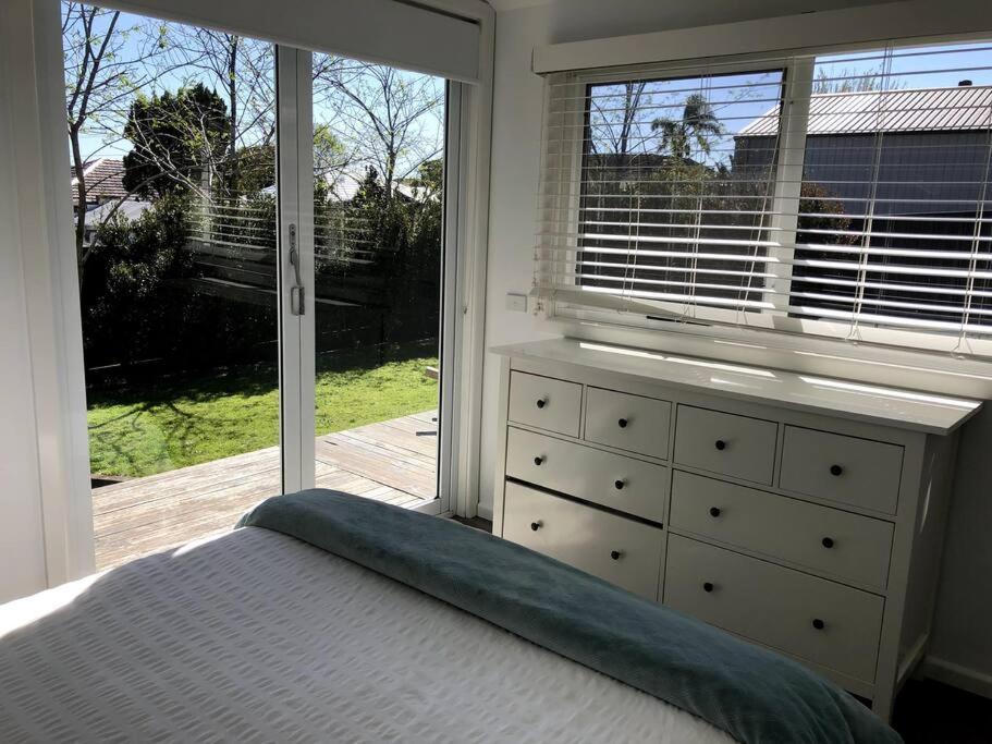 Adorable 1 bedroom guesthouse with firepit - Housity