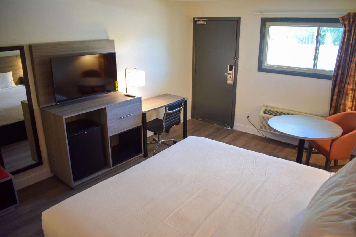 Ramada by Wyndham Cleveland Airport West - Housity