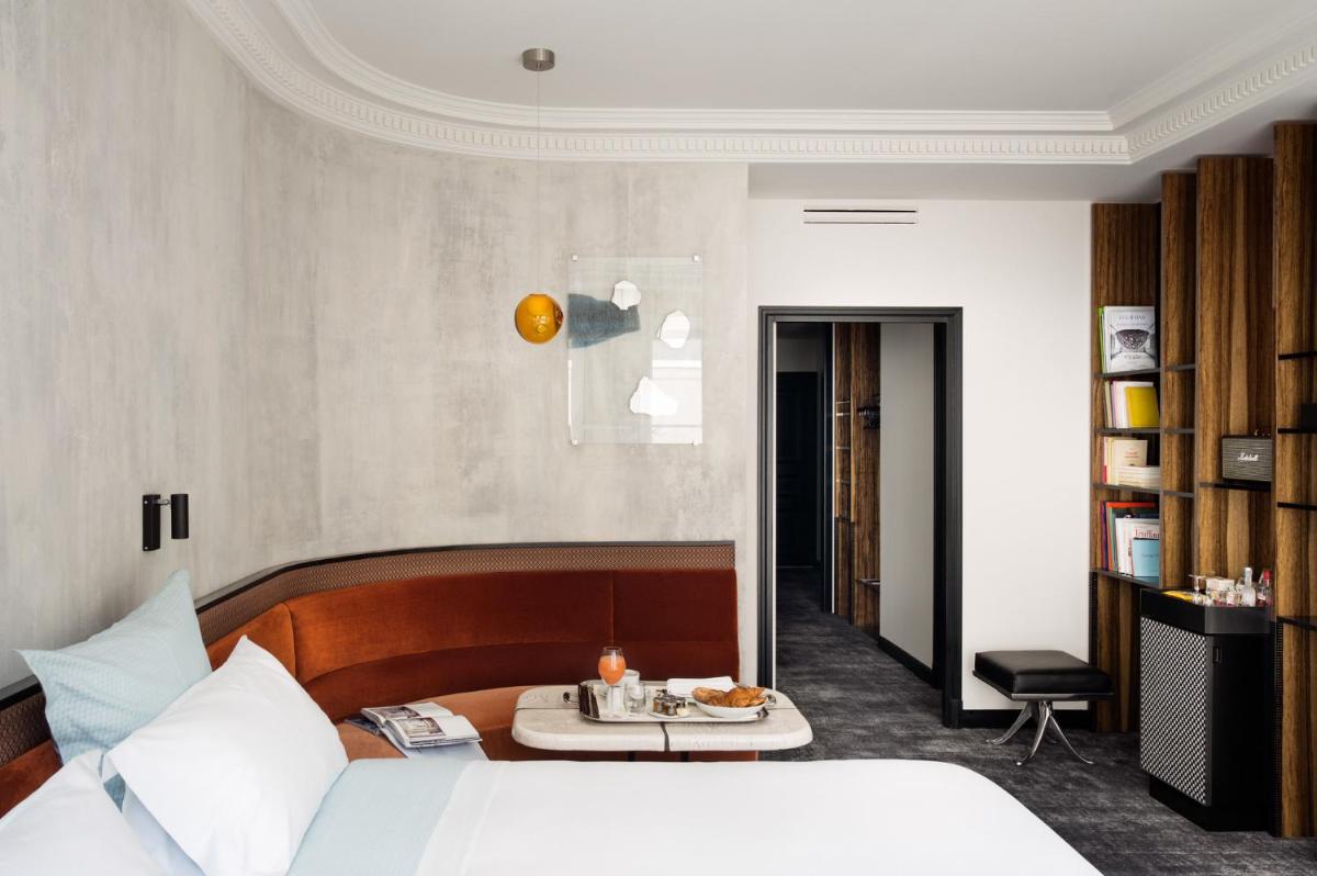Un ou plusieurs lits dans un hébergement de l'établissement Hotel Les Bains Paris