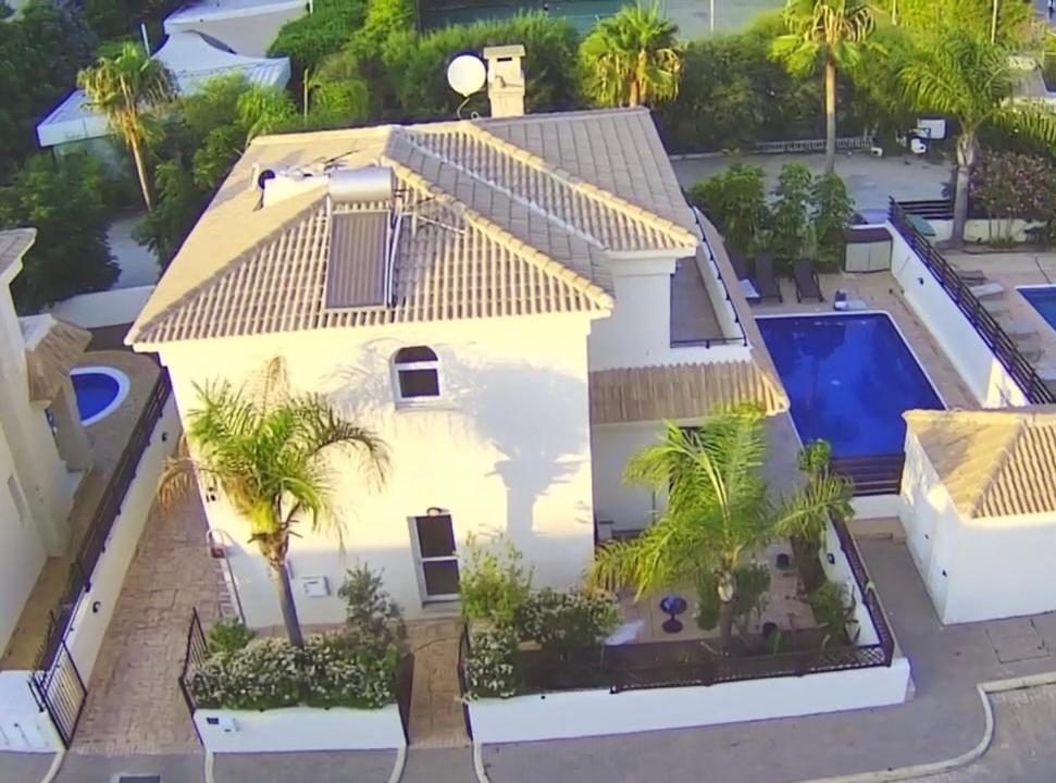 Luxury spacious holiday Villa with heated swimming pool - Housity