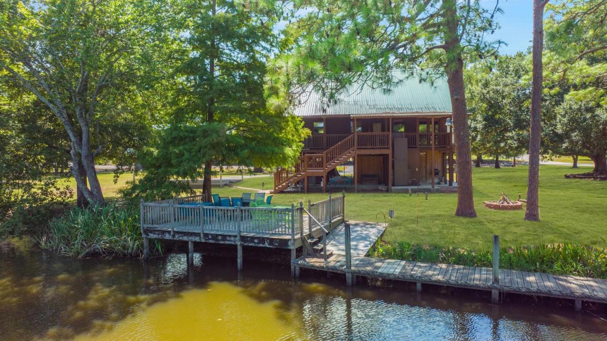Experience Louisiana, Cabin on Bayou Petite Anse - Housity