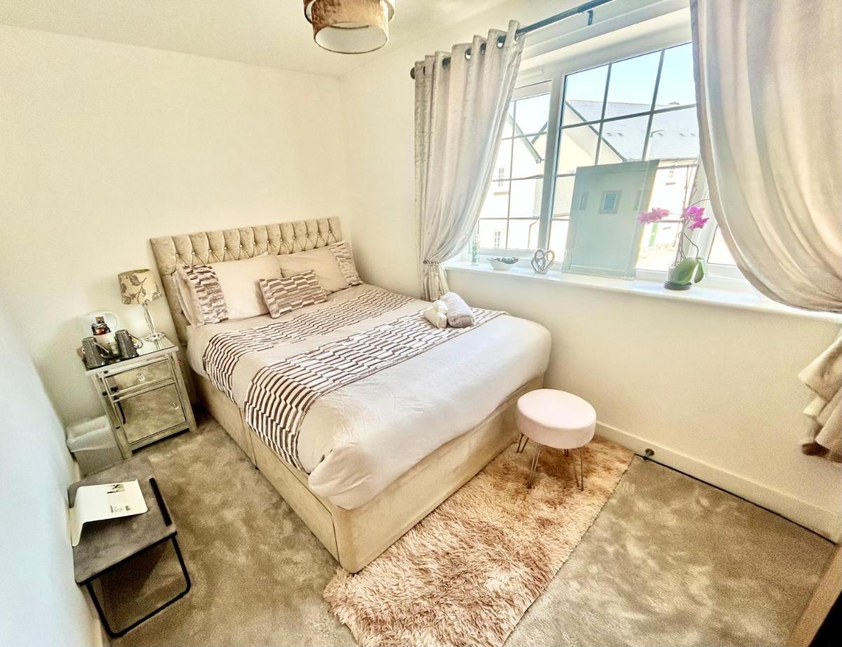 Fullers Modern and Stylish Room - Housity