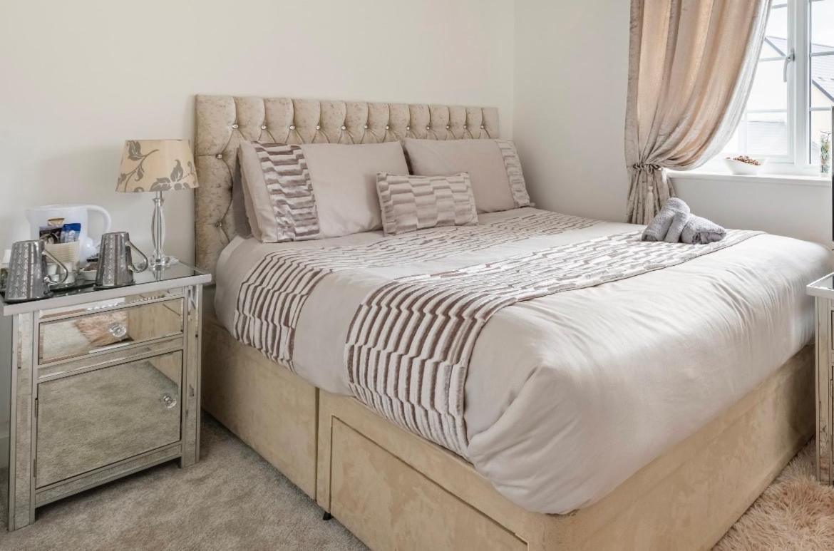 Fullers Modern and Stylish Room - Housity