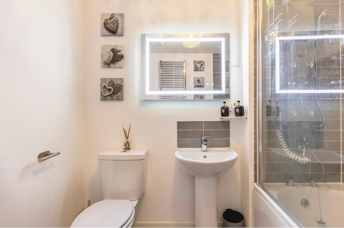 Fullers Modern and Stylish Room - Housity