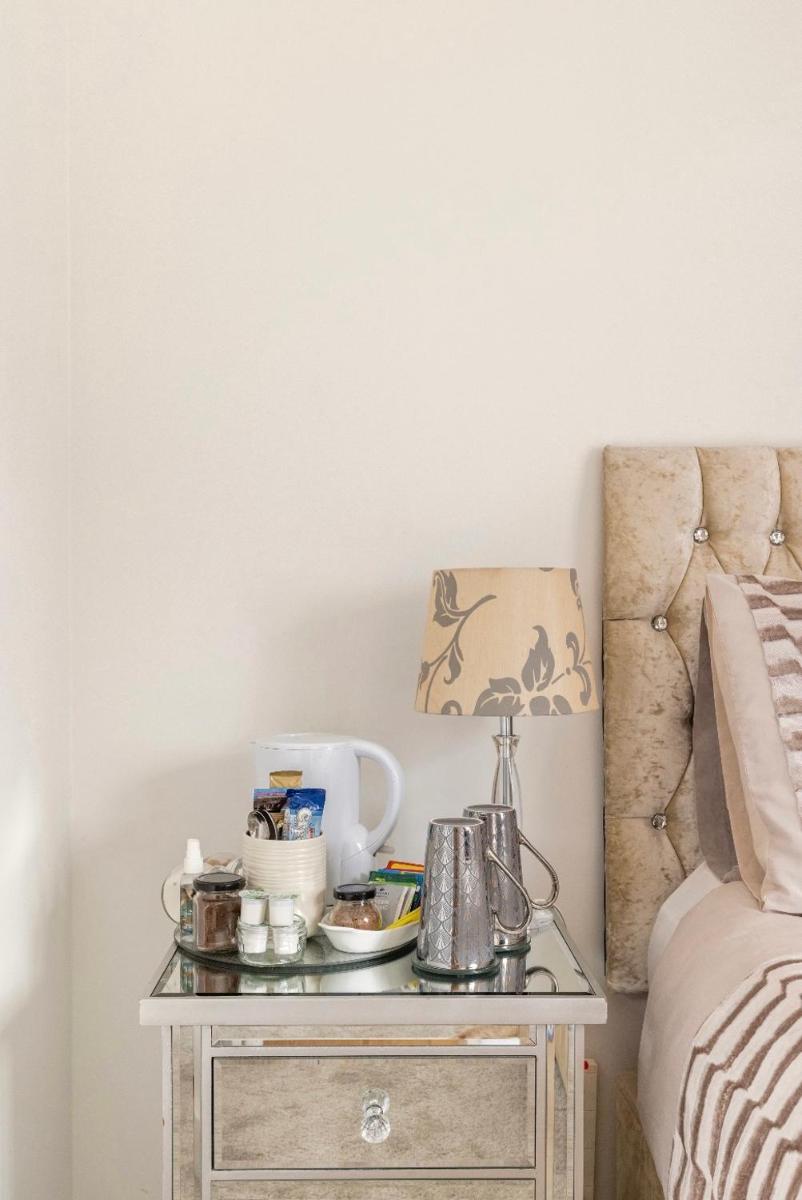 Fullers Modern and Stylish Room - Housity
