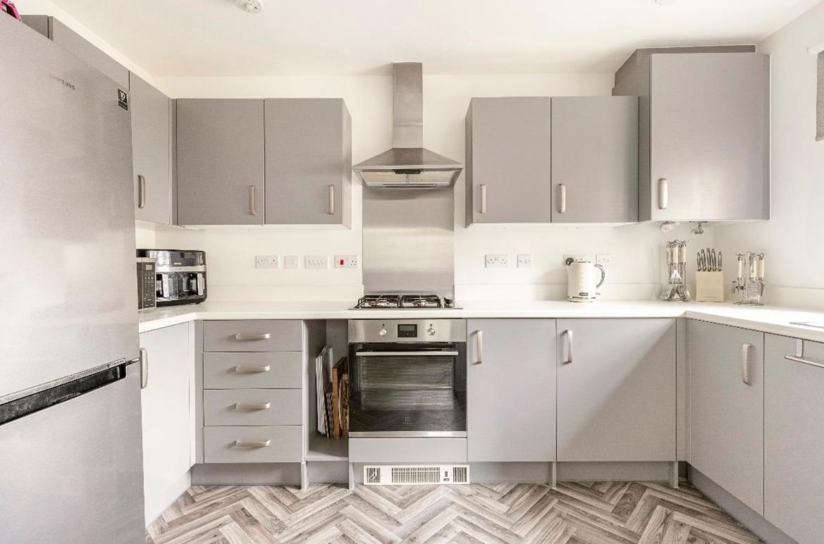 Fullers Modern and Stylish Room - Housity