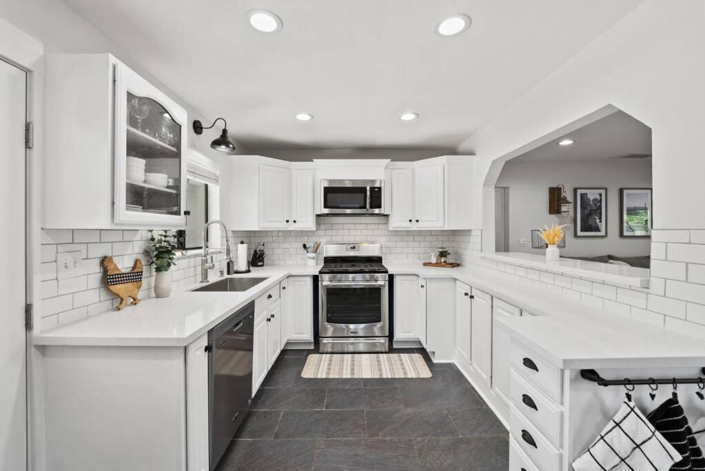 Magic Mountain 4 Bedroom 3 Bath Escape Modern Home - Housity