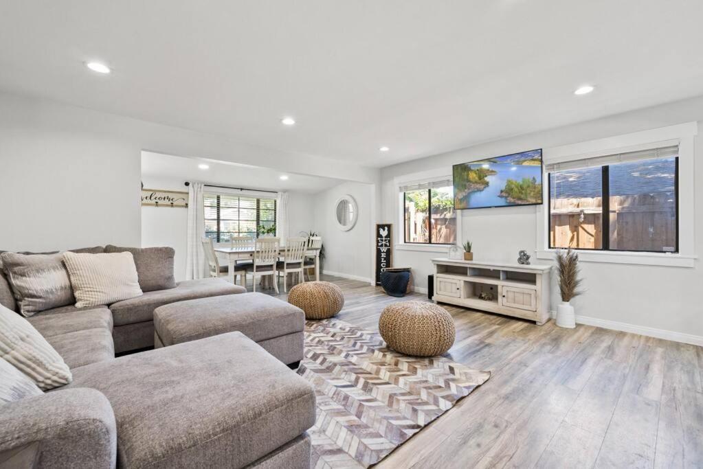 Magic Mountain 4 Bedroom 3 Bath Escape Modern Home - Housity