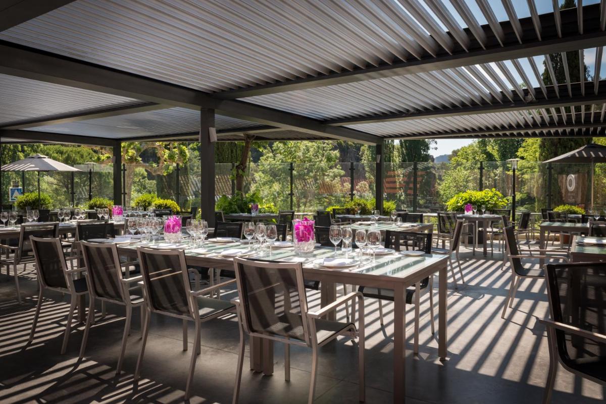 une table dressée pour un repas sur une terrasse dans l'établissement Hostellerie Les Gorges De Pennafort, à Callas
