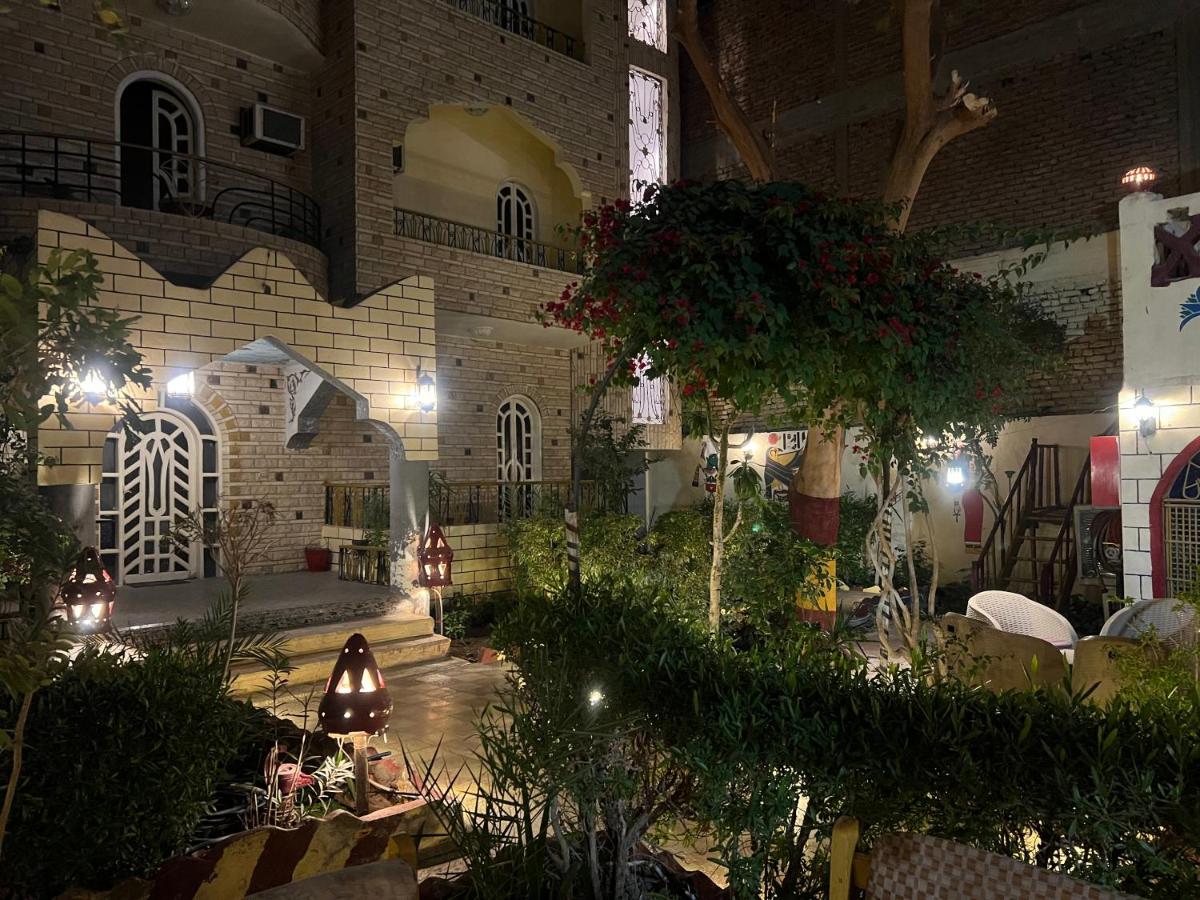Elphardous Hotel - Housity
